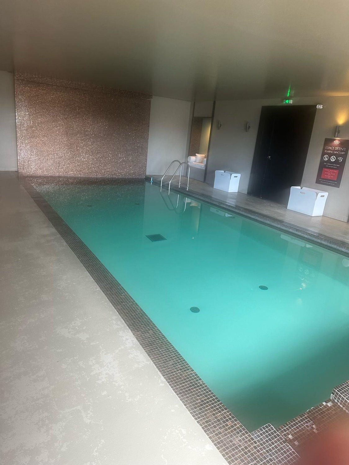Piscine intérieure carrelée, espace détente en région PACA